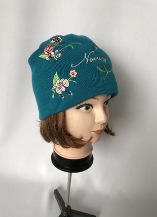 Ярко-голубая шапка norway бини акрил вышитые цветы1 фото