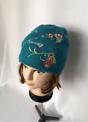Ярко-голубая шапка norway бини акрил вышитые цветы2 фото