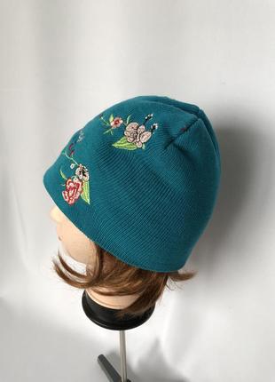 Ярко-голубая шапка norway бини акрил вышитые цветы3 фото