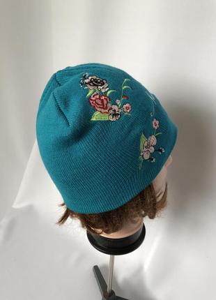 Ярко-голубая шапка norway бини акрил вышитые цветы5 фото