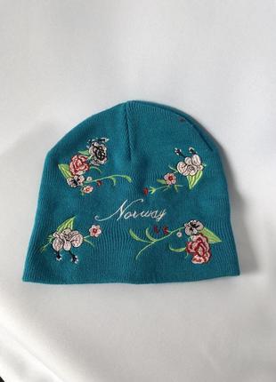 Ярко-голубая шапка norway бини акрил вышитые цветы6 фото