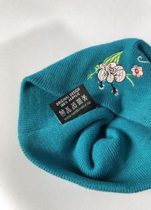 Ярко-голубая шапка norway бини акрил вышитые цветы9 фото
