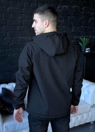 Чорна куртка soft shell на флісі2 фото