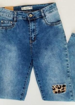 Женские зауженные джинсы со вставками1 фото