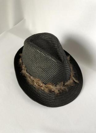Серая шляпа трилби с лентой из перьев баварская5 фото