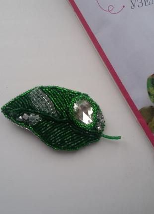 Стильная оригинальная брош листик с камнем swarovski