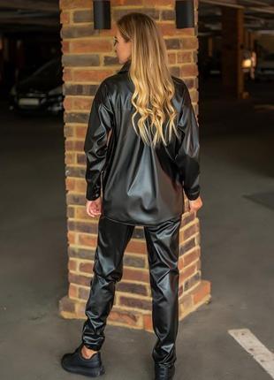 Брючный женский весенний костюм на весну демисезонный базовый черный коричневый кожаный эко кожа рубашка брюки штаны3 фото