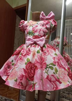 Розовое платье с пионами для девочки на праздники