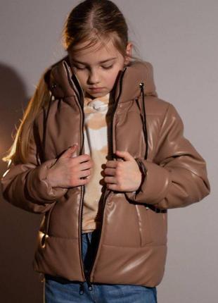 Подростковая демисезонная куртка для девочки из эко-кожи с капюшоном10 фото