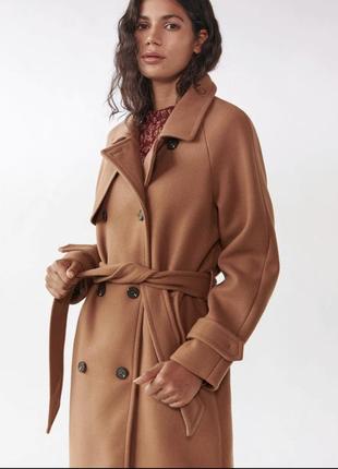 Пальто в стилі тренчкоту карамельного кольору