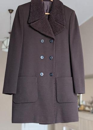 Двубортное пальто с накладными карманами1 фото