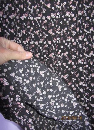 Плиссированная юбка черного цвета  в мелкий розовый цветок9 фото