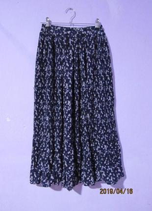 Гофрированная юбка темносинего цвета в мелких белых цветах,5 фото