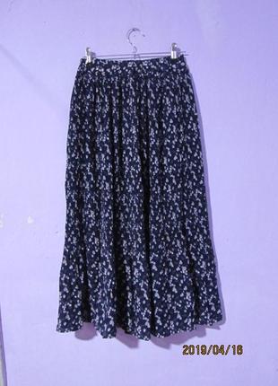 Гофрированная юбка темносинего цвета в мелких белых цветах,4 фото