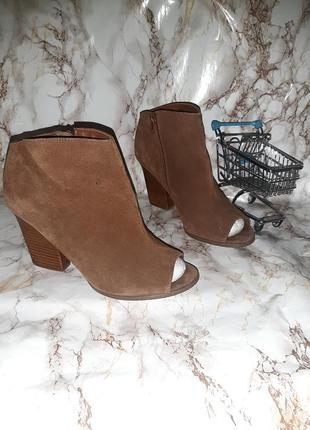 Коричневые замшевые ботильоны на устойчивом каблуке