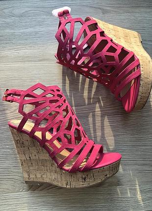 Малиновые босоножки на танкетке charles david