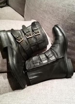 Чудові чобітки bugatti 39розміру(25,5 см)