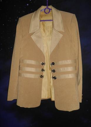 Шикарный бежевый костюм (пиджак ,жилетка ,брюки)