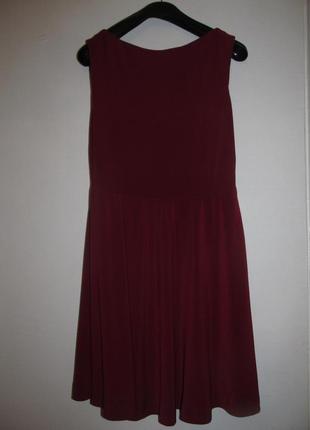 Бордовое платье из струящейся ткани