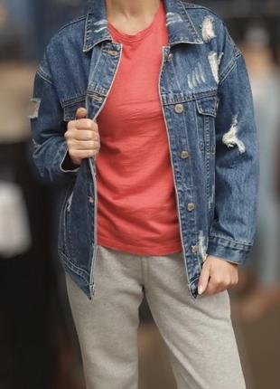 Женская рванная джинсовая куртка синего цвета от pop7 oversize на пуговицах свободная4 фото