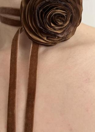 Золотисто-коричневый цветочный чокер на бархатной ленте5 фото