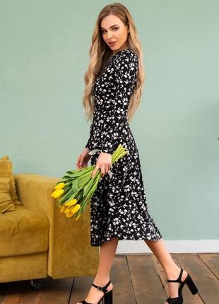 Чёрное цветочное платье с расклешенным низом2 фото