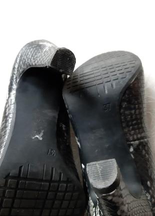 Чёрно серые туфли под рептилию на каблуке8 фото