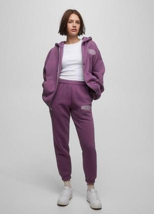 Стильный утепленный брючный спортивный костюм с надписью от pull & bear