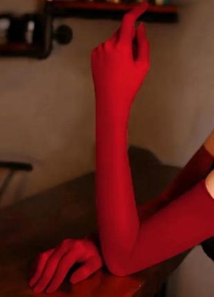 Обтягивающие красные облигающие перчатки сексуальные кружевные длинные сетчатые из сетки фатин выше локтя6 фото