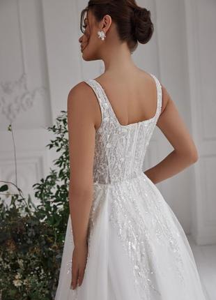 Свадебное платье с разрезом на ноге а-силуета
