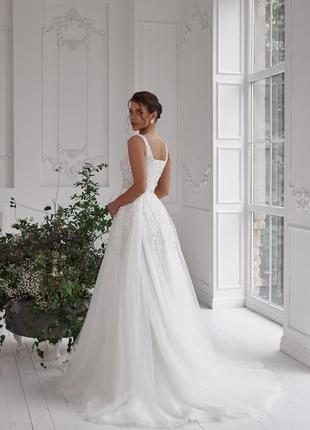 Свадебное платье с разрезом на ноге а-силуета