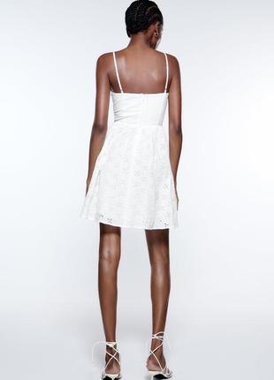 Платье мини с прорезанной вышивкой zara платье вышито в корсетном стиле6 фото