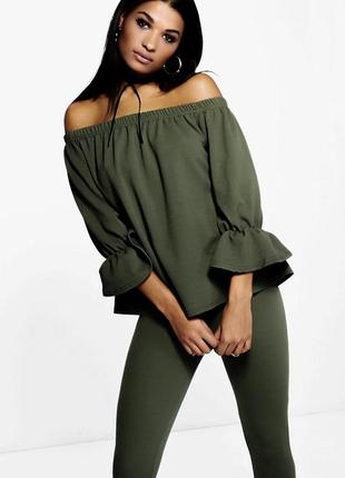 Класна креп блуза/топ з рюшами/воланами boohoo. хакі! розмір l