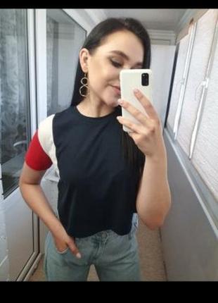 Стильная укороченная футболка колор блок