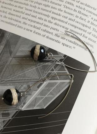 Сучасні стильні сережки зі сталі та агатом дзі1 фото
