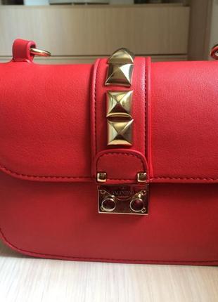 Стильная ярко красная сумочка клатч на цепочке валентино логотипы1 фото