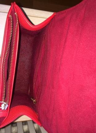 Стильная ярко красная сумочка клатч на цепочке валентино логотипы5 фото