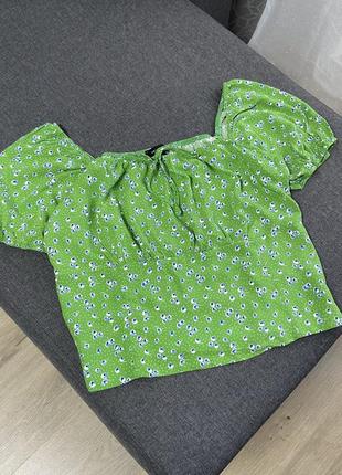 Красивая зеленая блузка в цветочный принт открытые плечи рукава-фонарики1 фото
