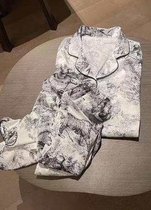 Костюм в стиле christian dior шелк в пижамном стиле молочный в цветы рубашка брюки клэш палаццо3 фото
