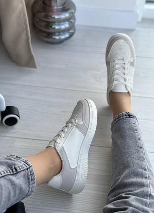 Стильні кросівки