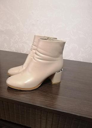 Чобітки жіночі