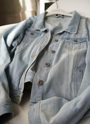 Джинсовая куртка прямого кроя светлый джинс2 фото