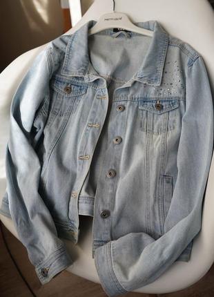 Джинсовая куртка прямого кроя светлый джинс6 фото