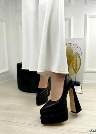 Стильні туфлі на високих підборах