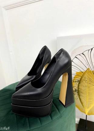 Стильні туфлі на високих підборах