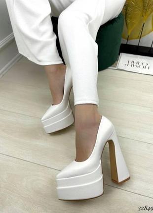 Стильні туфлі на високих підборах