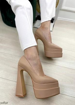 Стильні туфлі на високих підборах