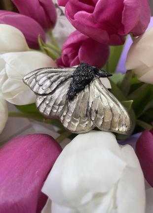 Брошка на пальто , метелик срібного кольору2 фото