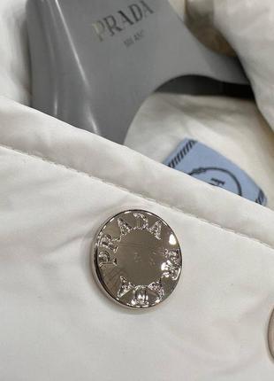 Женская жилетка премиум с капюшоном белая7 фото