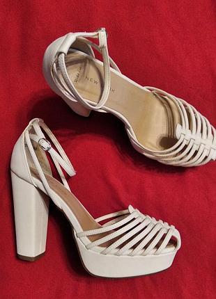 Белые нарядные босоножки туфли на платформе